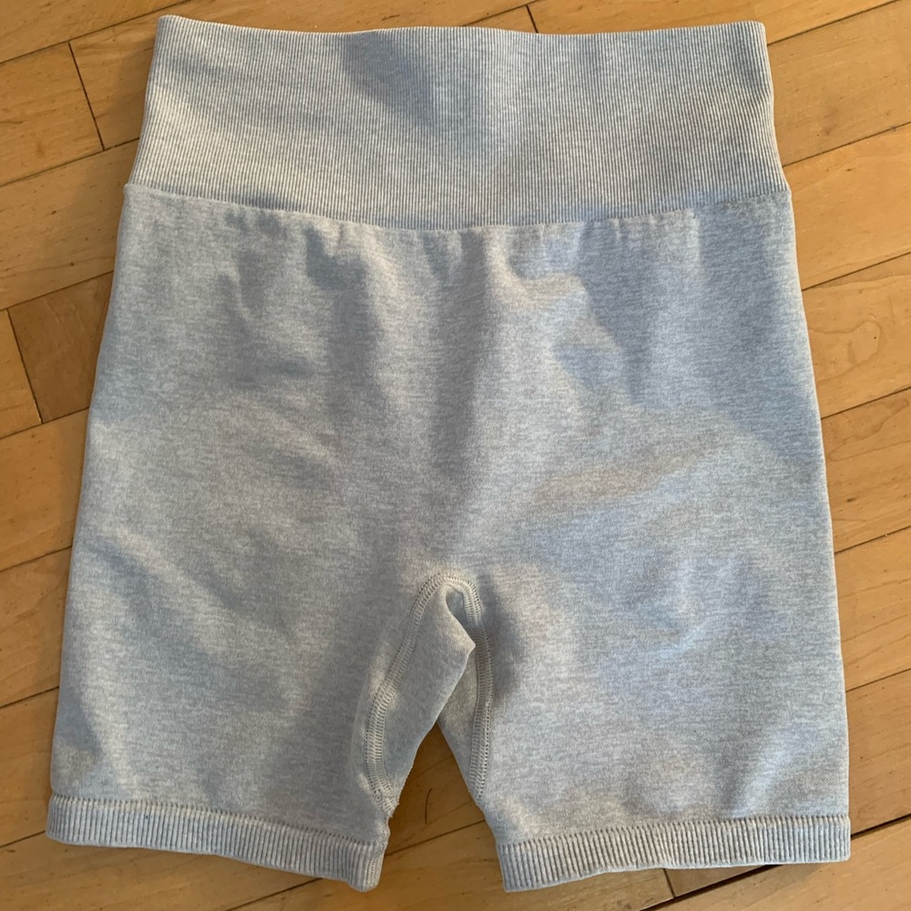 NWOT - Tala hosta shorts